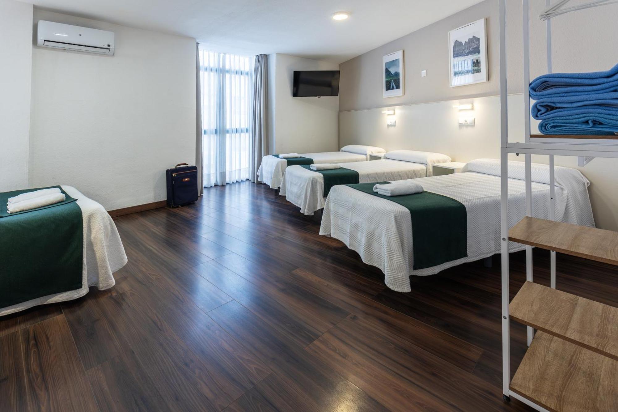 Hostal Gran Via Pinto Bagian luar foto
