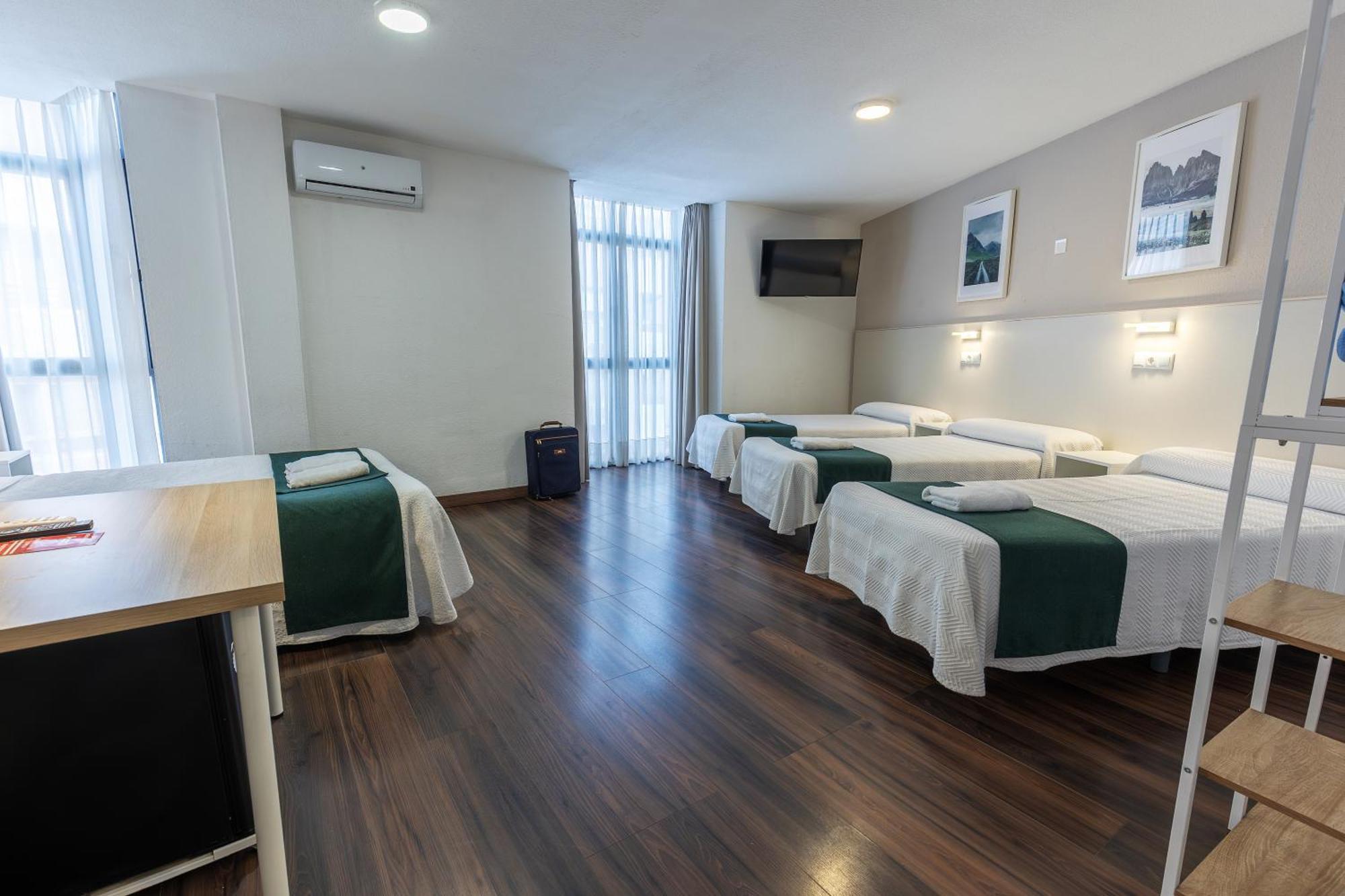 Hostal Gran Via Pinto Bagian luar foto