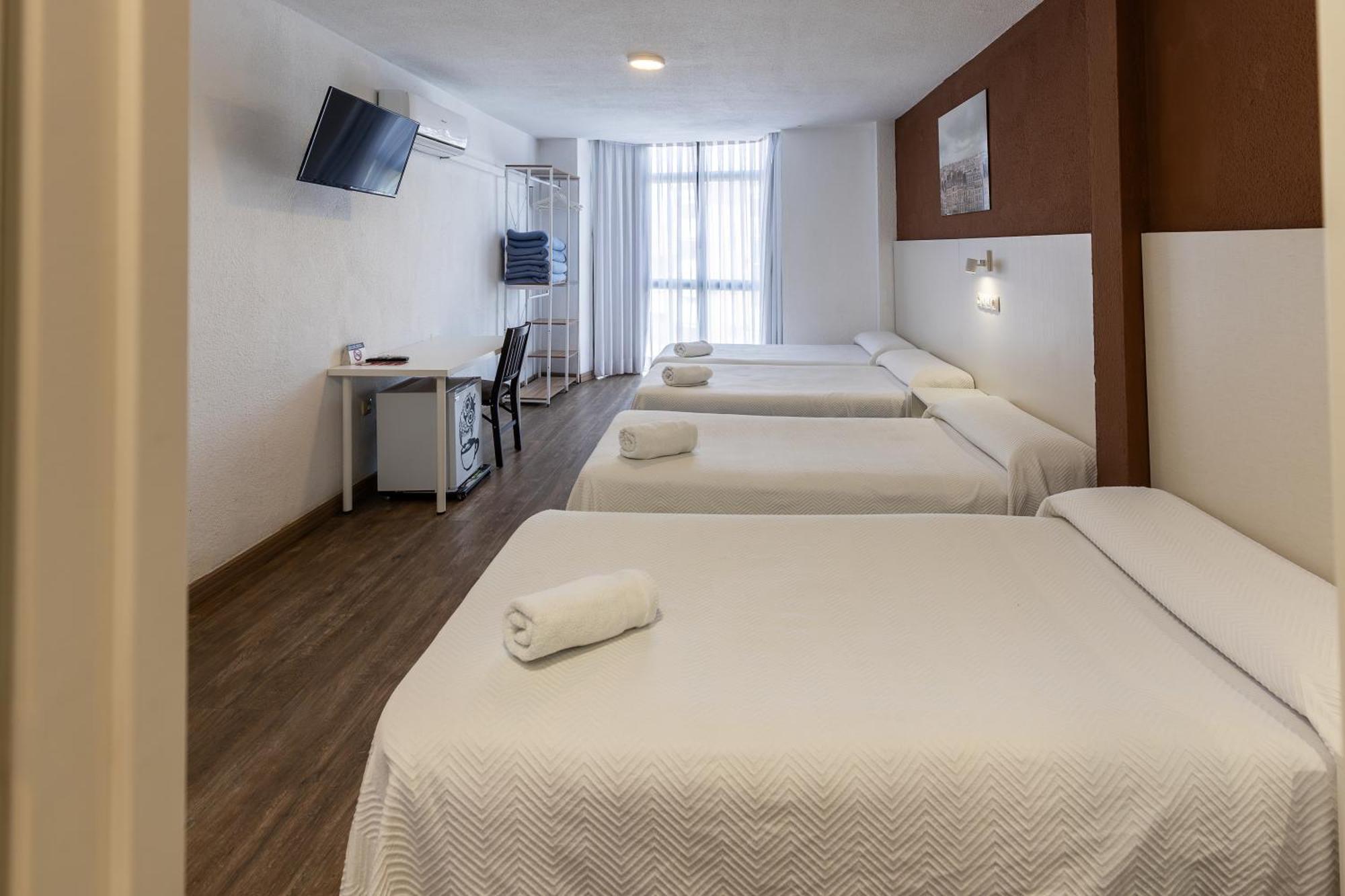 Hostal Gran Via Pinto Bagian luar foto