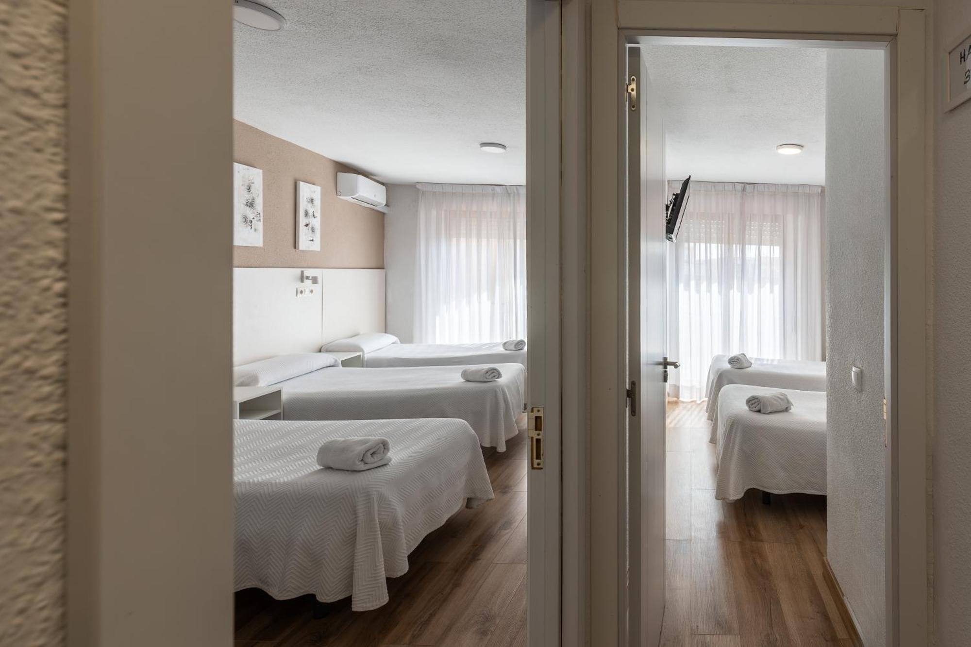 Hostal Gran Via Pinto Bagian luar foto
