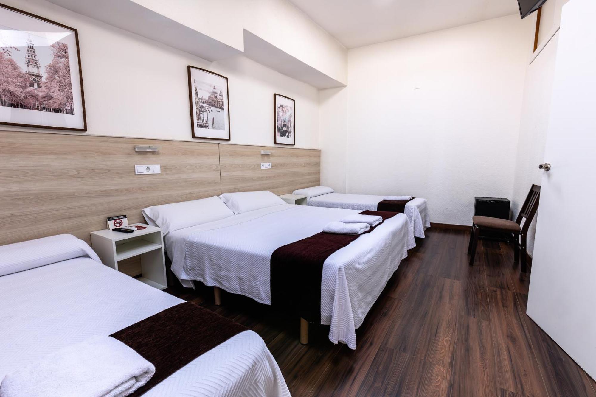 Hostal Gran Via Pinto Bagian luar foto