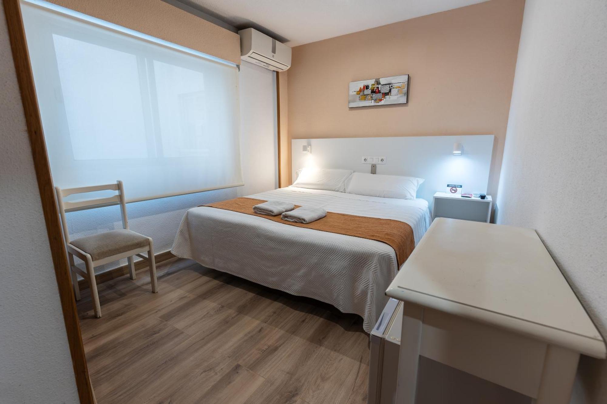 Hostal Gran Via Pinto Bagian luar foto