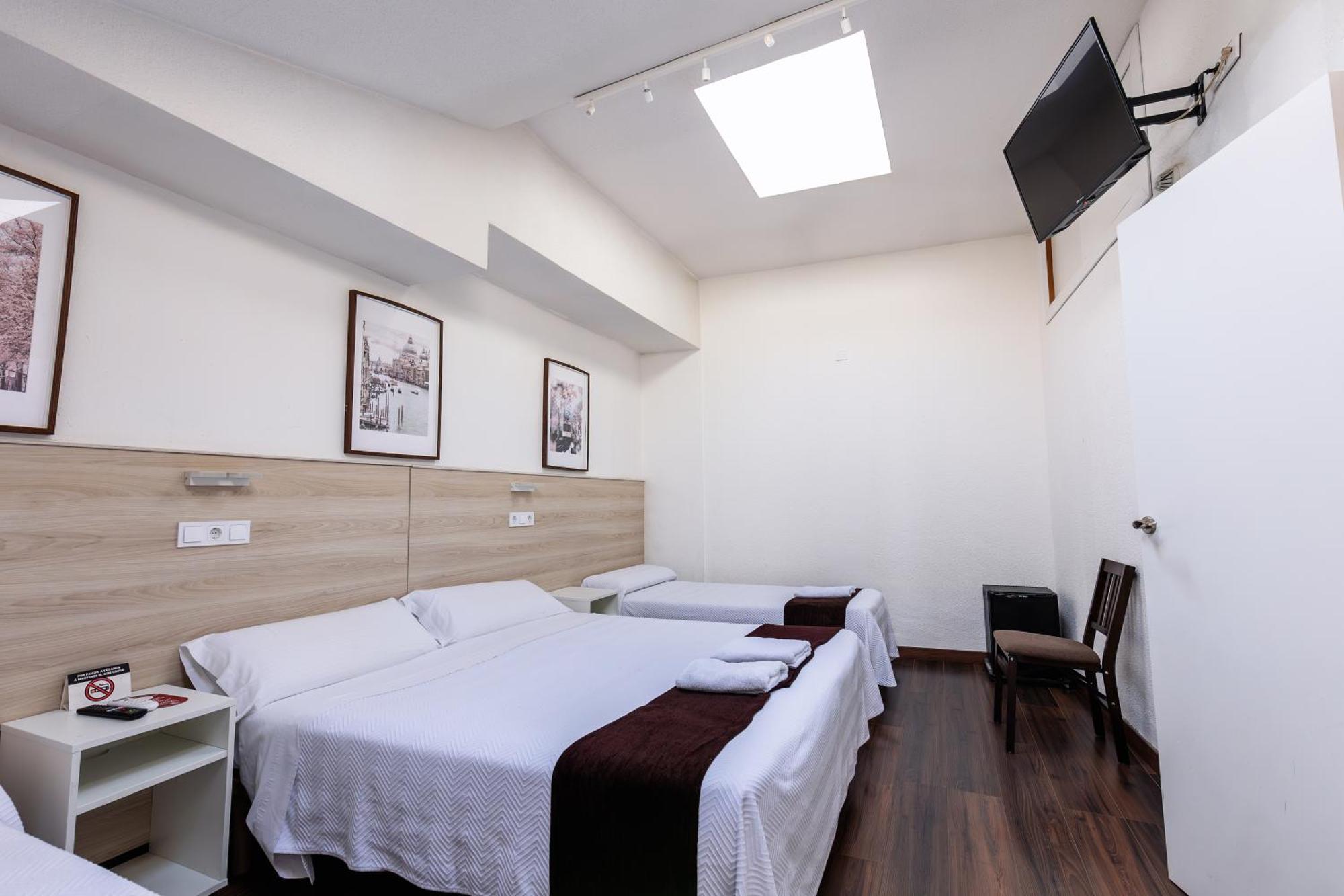 Hostal Gran Via Pinto Bagian luar foto