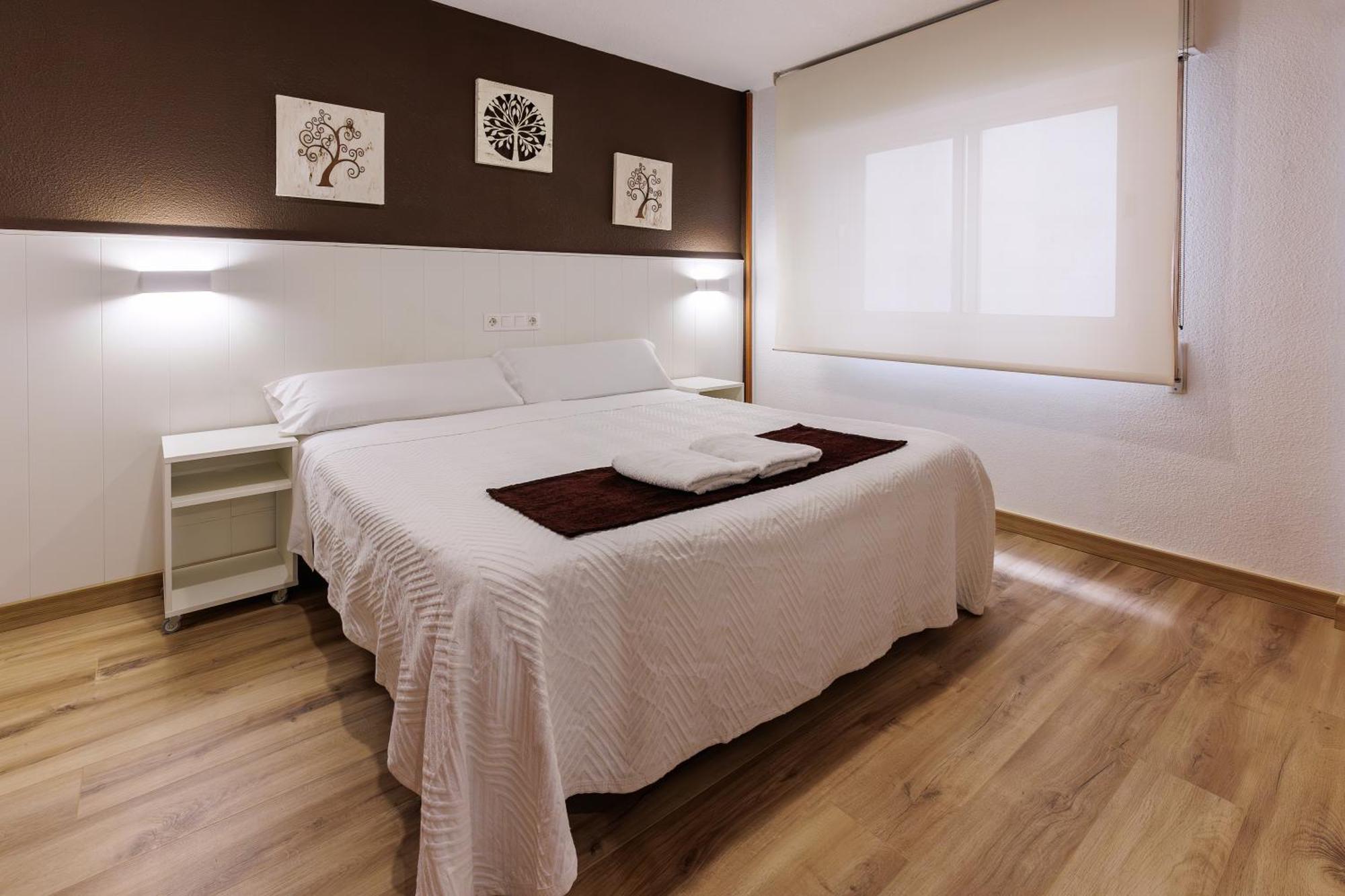 Hostal Gran Via Pinto Bagian luar foto
