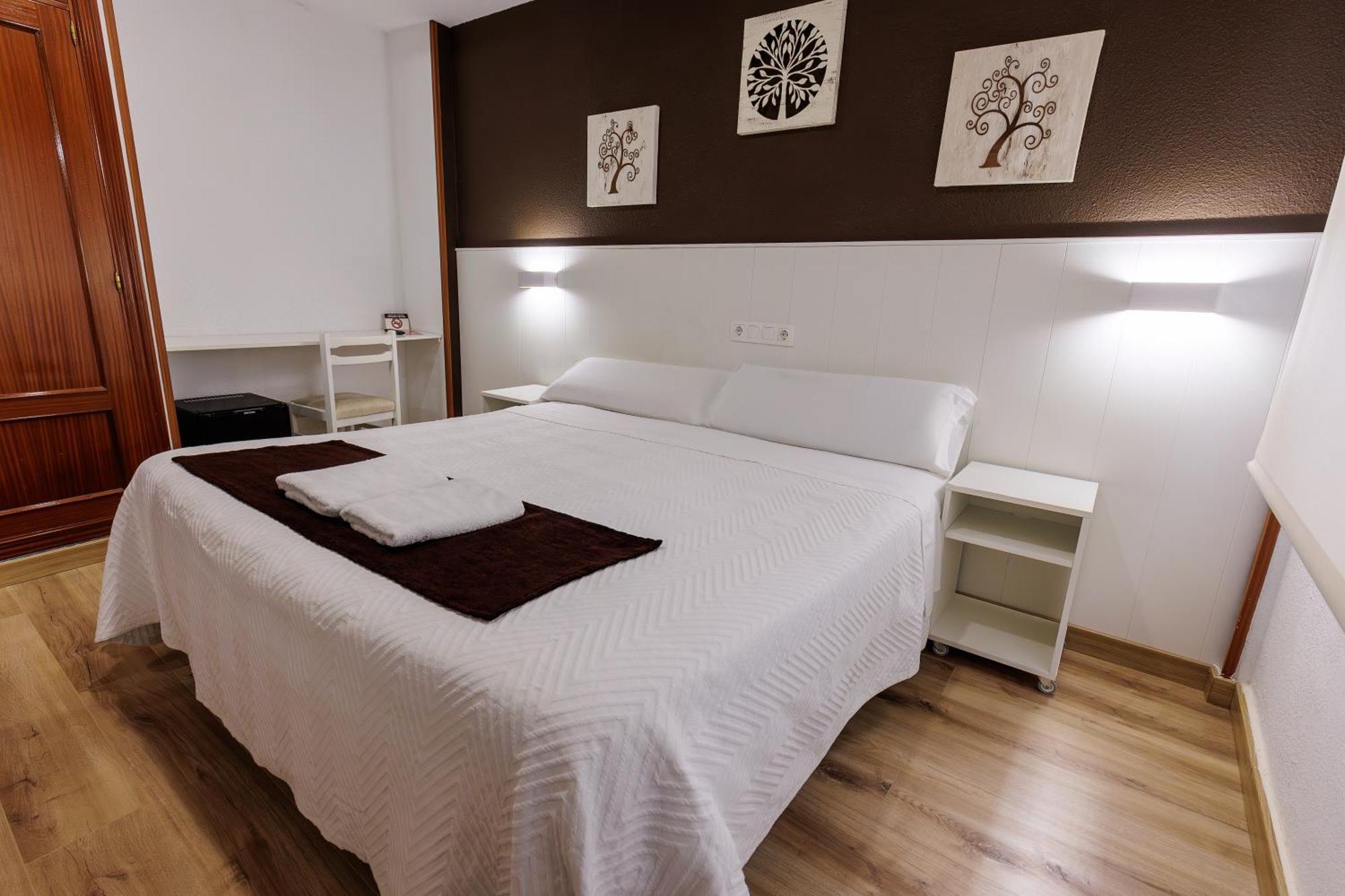 Hostal Gran Via Pinto Bagian luar foto