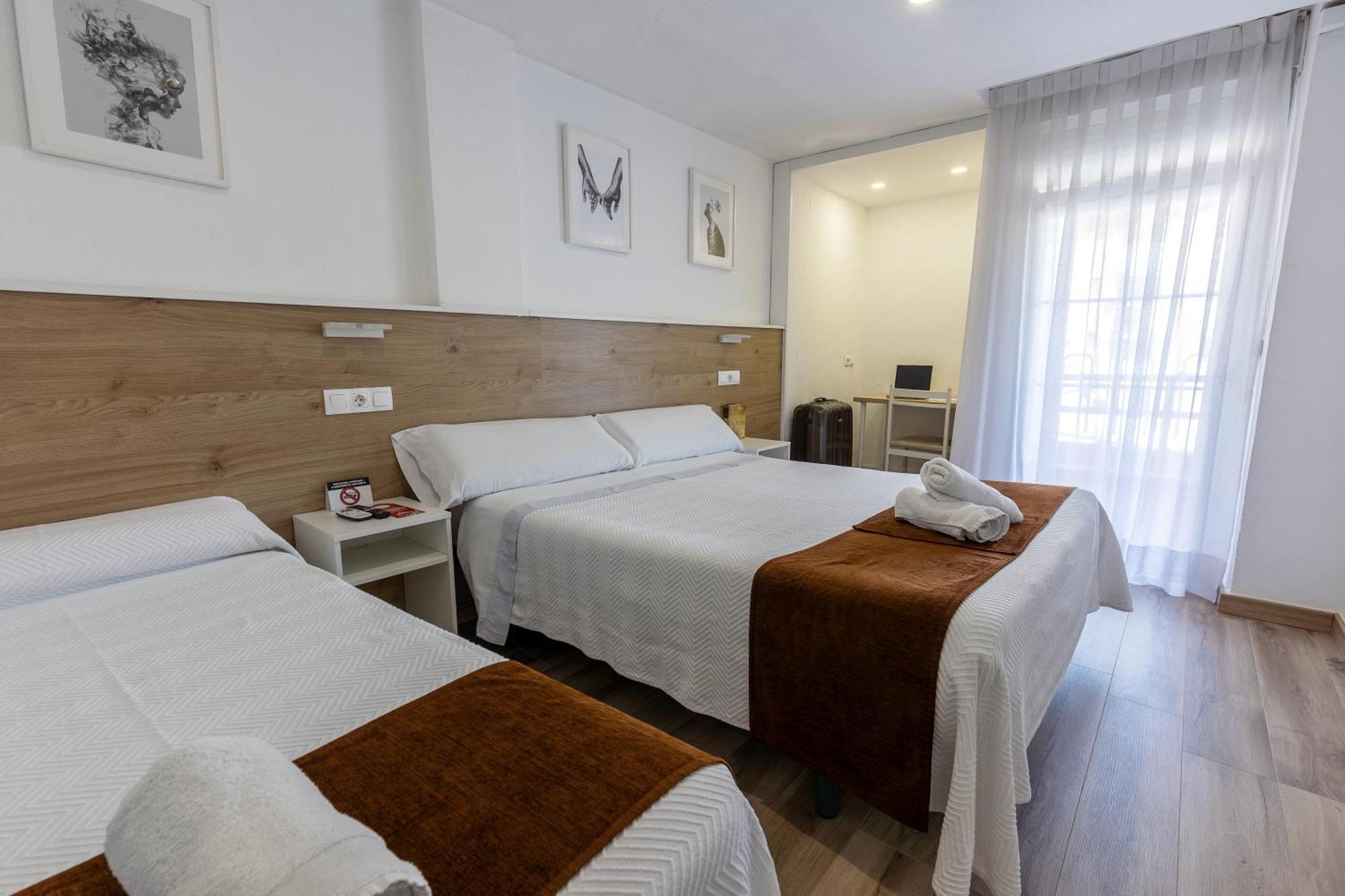 Hostal Gran Via Pinto Bagian luar foto