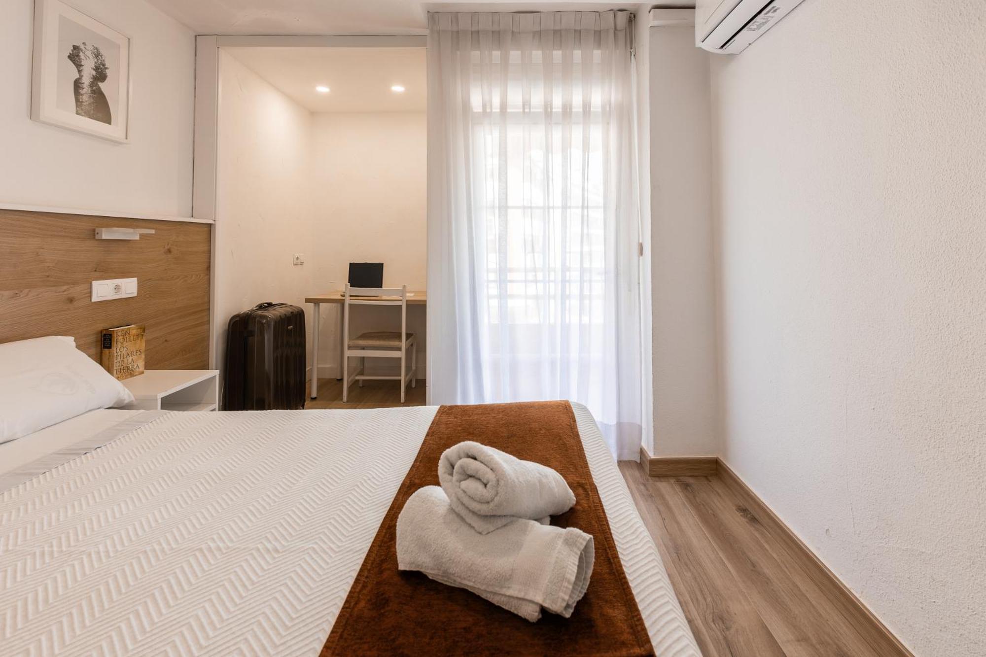 Hostal Gran Via Pinto Bagian luar foto