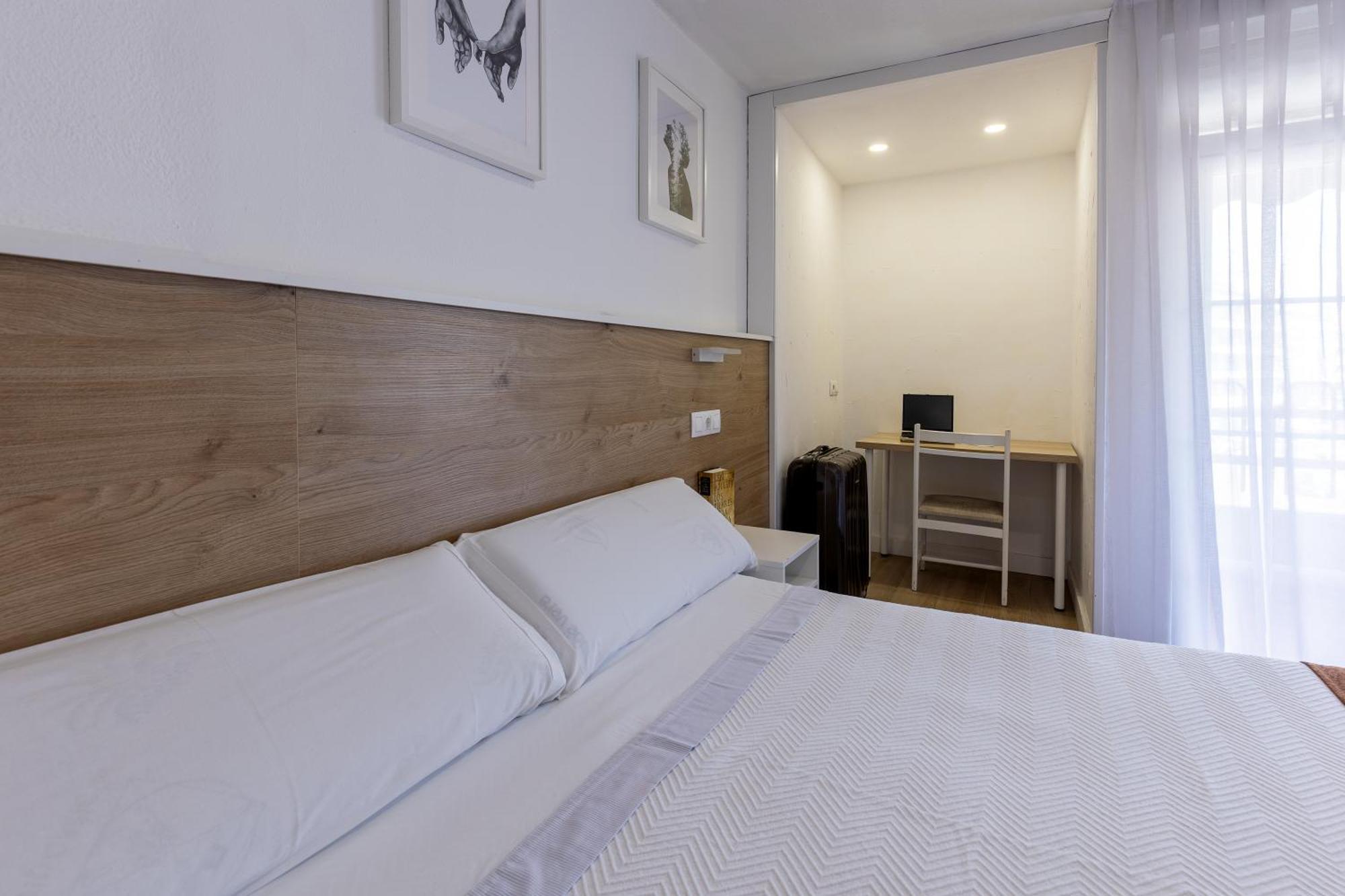 Hostal Gran Via Pinto Bagian luar foto
