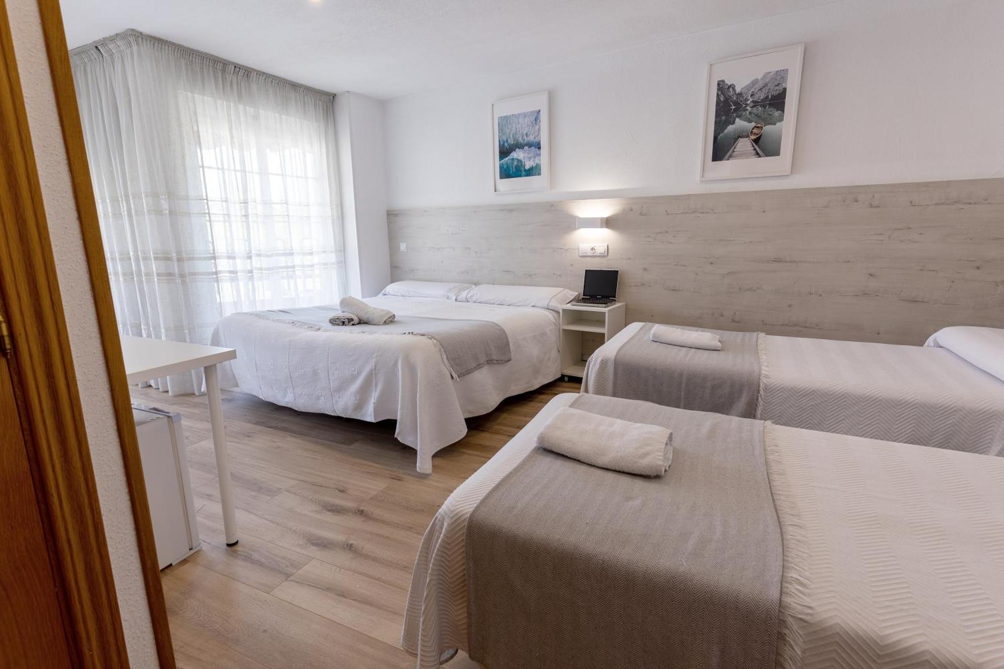Hostal Gran Via Pinto Bagian luar foto