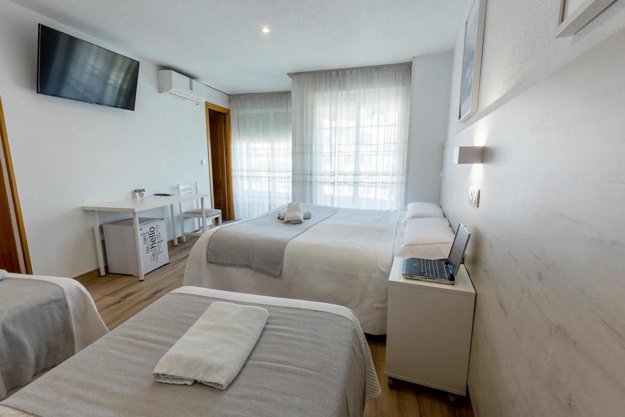 Hostal Gran Via Pinto Bagian luar foto