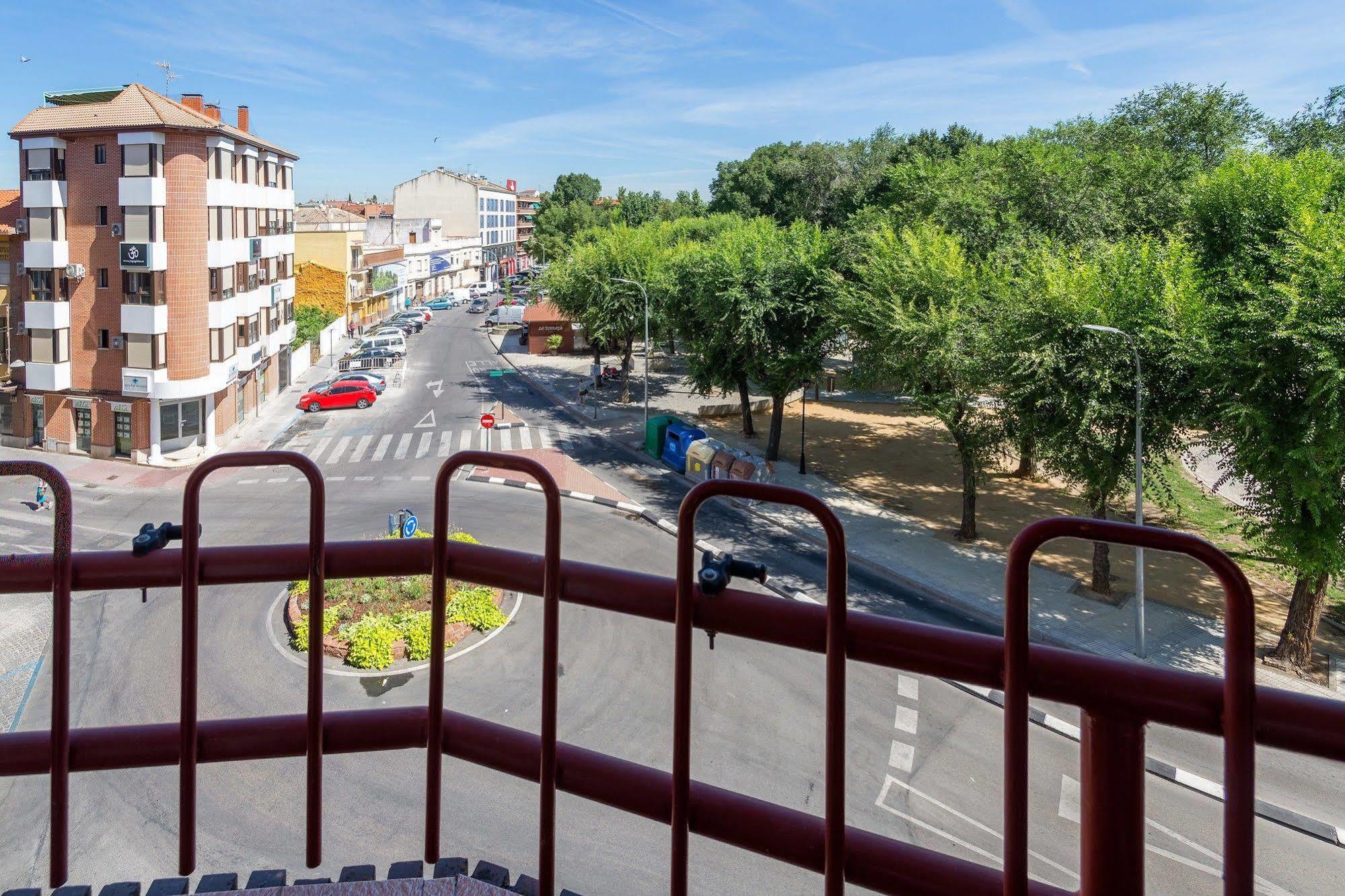 Hostal Gran Via Pinto Bagian luar foto